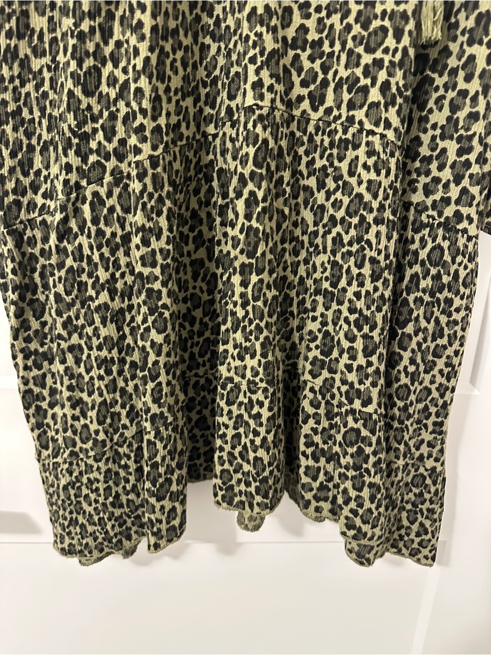 Pistache Green Leopard Print V-neck Flowy Dress Size Large Women’s - Picture 2 of 15